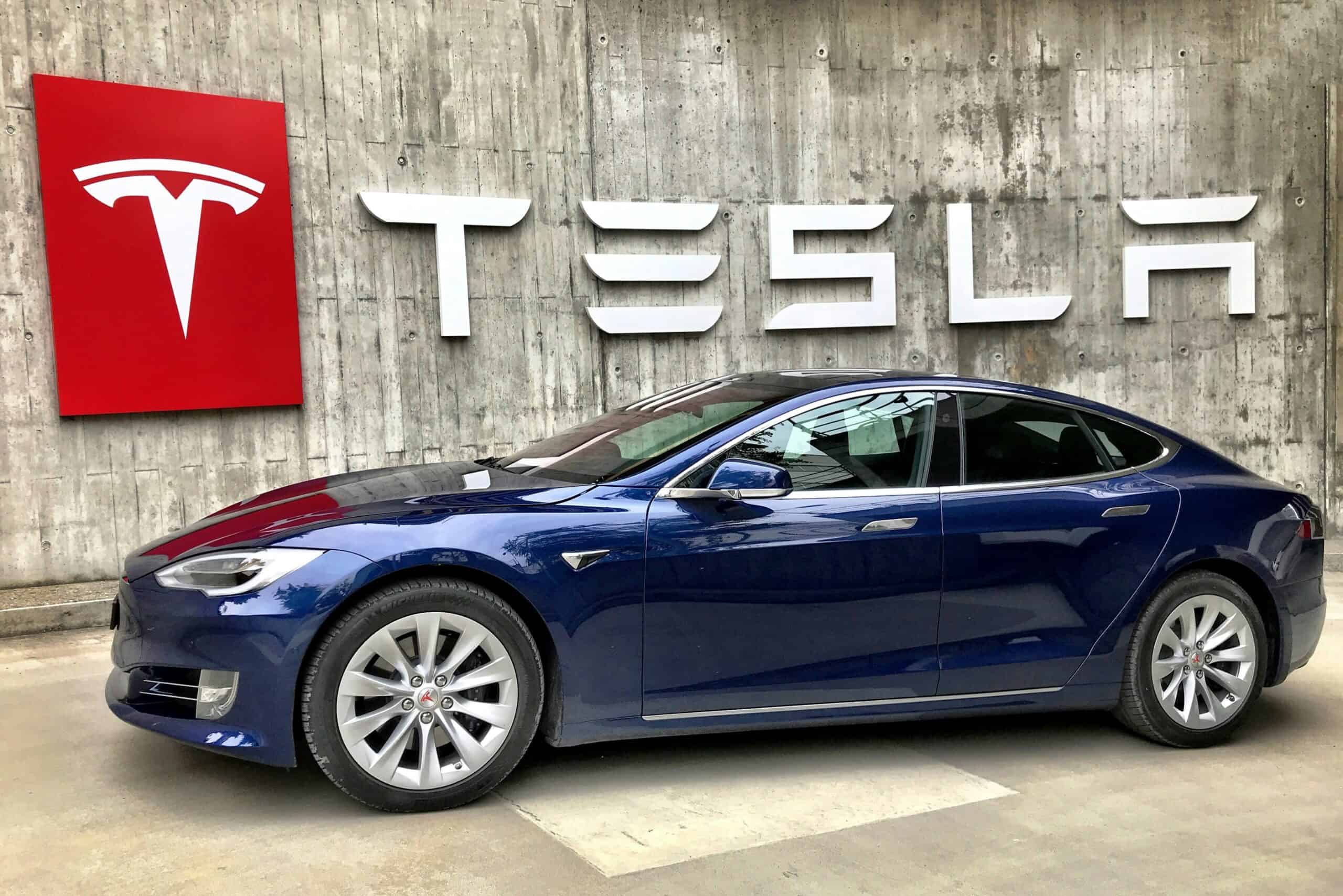 Tesla Model S Bluefire at Tesla Servicecenter